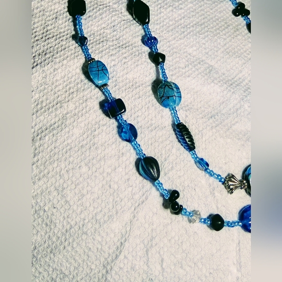 VINTAGE BLUE & BLACK BEADED NECKLACE WITH GOLD BROOCH CLOSURE ARTSY BOHO WHIMSY - Picture 2 of 6